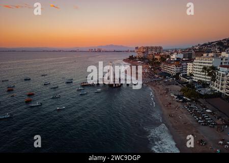 Los Muertos Beach Pier von oben gesehen, mit Blick nach Norden in Richtung Puerto Vallarta und Nuevo Vallarta Mexiko. Stockfoto