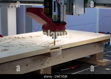 Herstellung von Holztüren mit CNC-Fräsmaschine. Selektiver Fokus. Stockfoto
