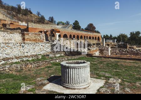 Eine Szene in der antiken griechischen Stadt Heraclea Lyncestis in der Nähe der heutigen Stadt Bitola in Nordmazedonien. Aufgenommen an einem sonnigen Tag mit klarem Himmel. Stockfoto