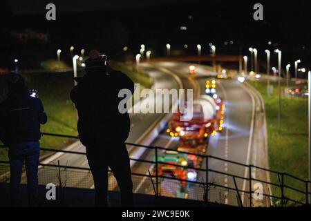 Hirwaun Power, Drax, transportierte ein 700 Tonnen schweres Lastkraftfahrzeug zusammen mit einer Polizeieskorte auf der A456 in der Nähe von Llanelli Hill als Teil der Arbeiten zum Bau eines neuen Gaskraftwerks, des Kraftwerks, das einmal in Betrieb war, kann bis zu 1.500 Stunden in einem beliebigen Jahr laufen. Es wird Unterstützung für andere Stromquellen bereitstellen, einschließlich wetterabhängiger Windturbinen und Solarparks, Llanelli Hill, Vereinigtes Königreich, 15. Januar 2024 Link to Hirwaun Power; https://www.drax.com/about-us/our-projects/hirwaun-power/#frequently-asked-questions-faqs (Foto: Thomas Winstone/News Images) Stockfoto