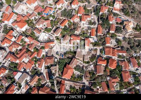 Leonidio, Arcadia, Peloponnes, Griechenland. Luftdrohne über dem Blick auf die Landwirtschaftsstadt mit traditionellem Architekturgebäude mit rotem Ziegeldach. Stockfoto