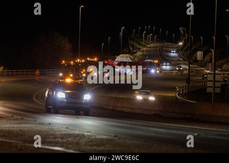 Hirwaun Power, Drax, transportierte ein 700 Tonnen schweres Lastkraftfahrzeug zusammen mit einer Polizeieskorte auf der A456 in der Nähe von Llanelli Hill als Teil der Arbeiten zum Bau eines neuen Gaskraftwerks, des Kraftwerks, das einmal in Betrieb war, kann bis zu 1.500 Stunden in einem beliebigen Jahr laufen. Es wird Unterstützung für andere Stromquellen bereitstellen, einschließlich wetterabhängiger Windturbinen und Solarparks, Llanelli Hill, Vereinigtes Königreich, 15. Januar 2024 Link to Hirwaun Power; https://www.drax.com/about-us/our-projects/hirwaun-power/#frequently-asked-questions-faqs (Foto: Thomas Winstone/News Images) Stockfoto