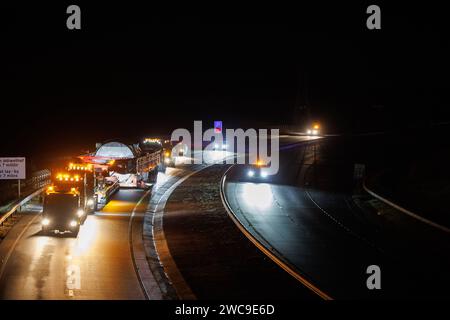 Hirwaun Power, Drax, transportierte ein 700 Tonnen schweres Lastkraftfahrzeug zusammen mit einer Polizeieskorte auf der A456 in der Nähe von Llanelli Hill als Teil der Arbeiten zum Bau eines neuen Gaskraftwerks, des Kraftwerks, das einmal in Betrieb war, kann bis zu 1.500 Stunden in einem beliebigen Jahr laufen. Es wird Unterstützung für andere Stromquellen bereitstellen, einschließlich wetterabhängiger Windturbinen und Solarparks, Llanelli Hill, Vereinigtes Königreich, 15. Januar 2024 Link to Hirwaun Power; https://www.drax.com/about-us/our-projects/hirwaun-power/#frequently-asked-questions-faqs (Foto: Thomas Winstone/News Images) Stockfoto