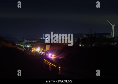 Hirwaun Power, Drax, transportierte ein 700 Tonnen schweres Lastkraftfahrzeug zusammen mit einer Polizeieskorte auf der A456 in der Nähe von Llanelli Hill als Teil der Arbeiten zum Bau eines neuen Gaskraftwerks, des Kraftwerks, das einmal in Betrieb war, kann bis zu 1.500 Stunden in einem beliebigen Jahr laufen. Es wird Unterstützung für andere Stromquellen bereitstellen, einschließlich wetterabhängiger Windturbinen und Solarparks, Llanelli Hill, Vereinigtes Königreich, 15. Januar 2024 Link to Hirwaun Power; https://www.drax.com/about-us/our-projects/hirwaun-power/#frequently-asked-questions-faqs (Foto: Thomas Winstone/News Images) Stockfoto