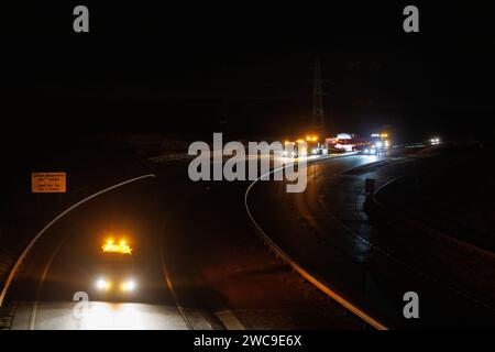 Hirwaun Power, Drax, transportierte ein 700 Tonnen schweres Lastkraftfahrzeug zusammen mit einer Polizeieskorte auf der A456 in der Nähe von Llanelli Hill als Teil der Arbeiten zum Bau eines neuen Gaskraftwerks, des Kraftwerks, das einmal in Betrieb war, kann bis zu 1.500 Stunden in einem beliebigen Jahr laufen. Es wird Unterstützung für andere Stromquellen bereitstellen, einschließlich wetterabhängiger Windturbinen und Solarparks, Llanelli Hill, Vereinigtes Königreich, 15. Januar 2024 Link to Hirwaun Power; https://www.drax.com/about-us/our-projects/hirwaun-power/#frequently-asked-questions-faqs (Foto: Thomas Winstone/News Images) Stockfoto