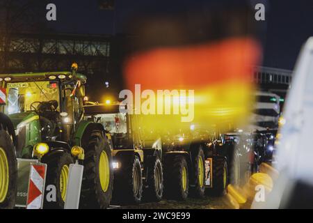 Strassenblockaden im Zentrum von Berlin, aufgenommen im Rahmen der Bauern-Proteste in Berlin, 15.01.2024. Am Montag werden im Rahmen der Protestwoche der Landwirtinnen und Landwirten 10,000 Teilnehmer erwartet. Sie protestieren unter anderem gegen die Sparplaene der Ampelregierung. Berlin Deutschland *** Straßenblockaden im Zentrum Berlins, im Rahmen der Bauernproteste in Berlin, 15 01 2024 am Montag, werden 10.000 Teilnehmer im Rahmen der Bauernproteste Woche erwartet, die sie unter anderem protestieren. gegen die Sparpläne der Ampelregierung Berlin Stockfoto