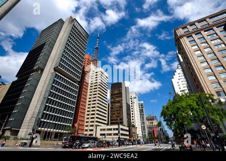 Die Strecke der Paulista Avenue zwischen den Vierteln Consolação und Bela Vista an einem sonnigen Tag - São Paulo, Brasilien Stockfoto