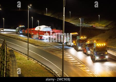 Hirwaun Power, Drax, transportierte ein 700 Tonnen schweres Lastkraftfahrzeug zusammen mit einer Polizeieskorte auf der A456 in der Nähe von Llanelli Hill als Teil der Arbeiten zum Bau eines neuen Gaskraftwerks, des Kraftwerks, das einmal in Betrieb war, kann bis zu 1.500 Stunden in einem beliebigen Jahr laufen. Sie wird als Reserve für andere Stromquellen dienen, darunter wetterabhängige Windturbinen und Solarparks, Llanelli Hill, Vereinigtes Königreich, 15. Januar 2024 Link to Hirwaun Power; https://www.drax.com/about-us/our-projects/hirwaun-power/#frequently-asked-questions-faqs (Foto: Thomas Winstone/News Images) in Llan Stockfoto