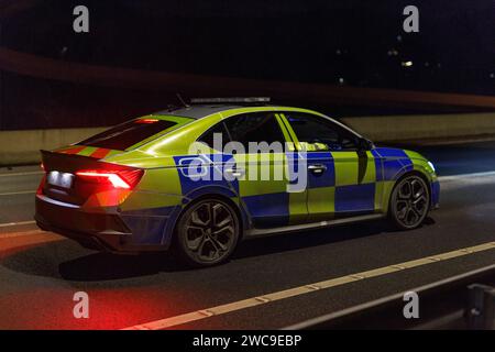 Hirwaun Power, Drax, transportierte ein 700 Tonnen schweres Lastkraftfahrzeug zusammen mit einer Polizeieskorte auf der A456 in der Nähe von Llanelli Hill als Teil der Arbeiten zum Bau eines neuen Gaskraftwerks, des Kraftwerks, das einmal in Betrieb war, kann bis zu 1.500 Stunden in einem beliebigen Jahr laufen. Sie wird als Reserve für andere Stromquellen dienen, darunter wetterabhängige Windturbinen und Solarparks, Llanelli Hill, Vereinigtes Königreich, 15. Januar 2024 Link to Hirwaun Power; https://www.drax.com/about-us/our-projects/hirwaun-power/#frequently-asked-questions-faqs (Foto: Thomas Winstone/News Images) in Llan Stockfoto