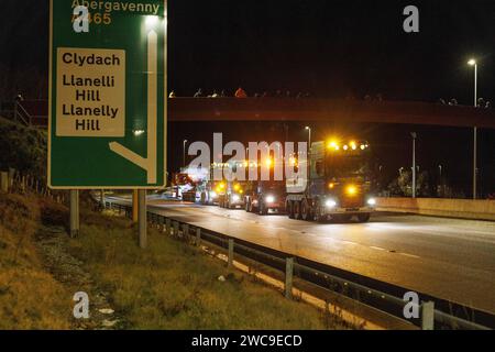 Hirwaun Power, Drax, transportierte ein 700 Tonnen schweres Lastkraftfahrzeug zusammen mit einer Polizeieskorte auf der A456 in der Nähe von Llanelli Hill als Teil der Arbeiten zum Bau eines neuen Gaskraftwerks, des Kraftwerks, das einmal in Betrieb war, kann bis zu 1.500 Stunden in einem beliebigen Jahr laufen. Sie wird als Reserve für andere Stromquellen dienen, darunter wetterabhängige Windturbinen und Solarparks, Llanelli Hill, Vereinigtes Königreich, 15. Januar 2024 Link to Hirwaun Power; https://www.drax.com/about-us/our-projects/hirwaun-power/#frequently-asked-questions-faqs (Foto: Thomas Winstone/News Images) in Llan Stockfoto