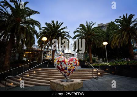 Gemalte Herzskulptur an einer Ecke des Union Square in San Francisco, Kalifornien Stockfoto