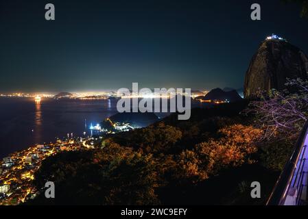 Der Zuckerhut und die Stadt Niteroi bei Nacht von Morro da Urca aus gesehen - Rio de Janeiro, Brasilien Stockfoto