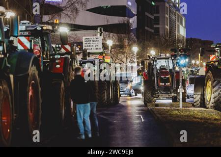 Strassenblockaden im Zentrum von Berlin, aufgenommen im Rahmen der Bauern-Proteste in Berlin, 15.01.2024. Am Montag werden im Rahmen der Protestwoche der Landwirtinnen und Landwirten 10,000 Teilnehmer erwartet. Sie protestieren unter anderem gegen die Sparplaene der Ampelregierung. Berlin Deutschland *** Straßenblockaden im Zentrum Berlins, im Rahmen der Bauernproteste in Berlin, 15 01 2024 am Montag, werden 10.000 Teilnehmer im Rahmen der Bauernproteste Woche erwartet, die sie unter anderem protestieren. gegen die Sparpläne der Ampelregierung Berlin Stockfoto