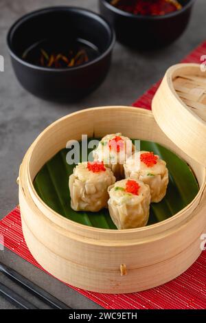 Shumai mit Garnelen und Pilzen, ein traditioneller chinesischer Knödel, der oft mit Dim Sum serviert wird Stockfoto