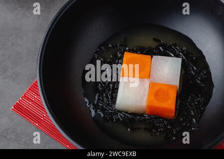 Kenchin Jiru, japanische Gemüsesuppe mit Tofu und Wurzelgemüse Stockfoto