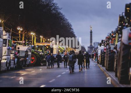 Strassenblockaden im Zentrum von Berlin, aufgenommen im Rahmen der Bauern-Proteste in Berlin, 15.01.2024. Am Montag werden im Rahmen der Protestwoche der Landwirtinnen und Landwirten 10,000 Teilnehmer erwartet. Sie protestieren unter anderem gegen die Sparplaene der Ampelregierung. Berlin Deutschland *** Straßenblockaden im Zentrum Berlins, im Rahmen der Bauernproteste in Berlin, 15 01 2024 am Montag, werden 10.000 Teilnehmer im Rahmen der Bauernproteste Woche erwartet, die sie unter anderem protestieren. gegen die Sparpläne der Ampelregierung Berlin Stockfoto