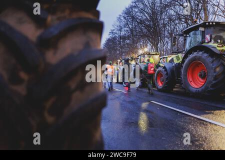 Strassenblockaden im Zentrum von Berlin, aufgenommen im Rahmen der Bauern-Proteste in Berlin, 15.01.2024. Am Montag werden im Rahmen der Protestwoche der Landwirtinnen und Landwirten 10,000 Teilnehmer erwartet. Sie protestieren unter anderem gegen die Sparplaene der Ampelregierung. Berlin Deutschland *** Straßenblockaden im Zentrum Berlins, im Rahmen der Bauernproteste in Berlin, 15 01 2024 am Montag, werden 10.000 Teilnehmer im Rahmen der Bauernproteste Woche erwartet, die sie unter anderem protestieren. gegen die Sparpläne der Ampelregierung Berlin Stockfoto