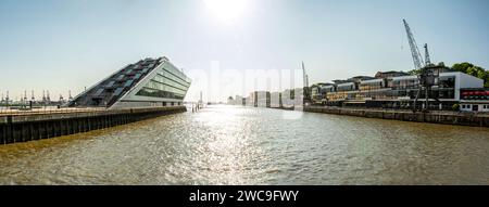 Panoramaaufnahme der Elbe und des historischen Hafengebietes in Hamburg Stockfoto