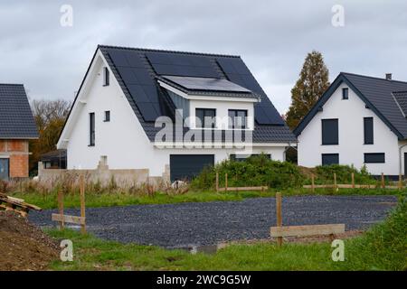 Neubau mit Photovoltaik-Konstruktion auf dem Dach Stockfoto