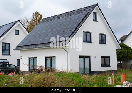 Neubau mit Photovoltaik-Konstruktion auf dem Dach Stockfoto