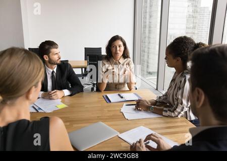 Geschäftsmann mittleren Alters, der Ideen für das Projektmanagement anbietet Stockfoto