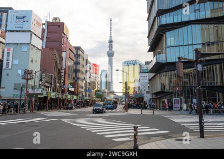 Tokio, Japan, Januar 2024. Blick auf den Tokyo skytree Tower vor dem Hintergrund einer Downtown Street Stockfoto