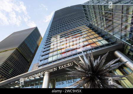 Tokio, Japan, Januar 2024. Außenansicht des Tokyo Midtown Yaesu Wolkenkratzers im Stadtzentrum Stockfoto