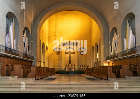 Innenraum der Klosterkirche der Abtei Münsterschwarzach in Schwarzach am Main, Bayern, Deutschland, Europa | Klosterkirche im Inneren des Münsterschs Stockfoto