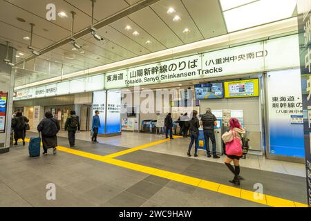 Tokio, Japan, Januar 2024. Zugang zu den Bahnsteigen der Bahnlinien Tokaido und Shinkansen am Hauptbahnhof Tokio Stockfoto