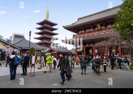 Tokio, Japan, Januar 2024. Eine Menge von Gläubigen und Touristen im Sensō-JI buddisten Tempel im Stadtzentrum Stockfoto