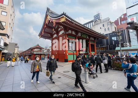 Tokio, Japan, Januar 2024. Eine Menge von Gläubigen und Touristen im Sensō-JI buddisten Tempel im Stadtzentrum Stockfoto