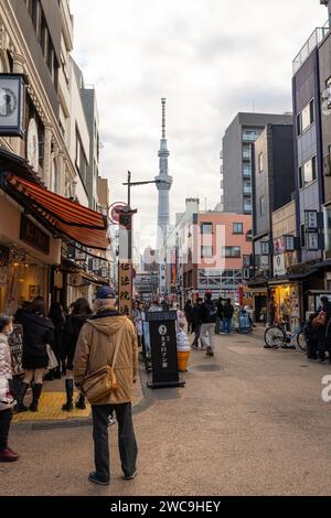 Tokio, Japan, Januar 2024. Blick auf den Tokyo skytree Tower vor dem Hintergrund einer Downtown Street Stockfoto