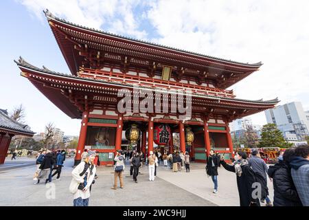 Tokio, Japan, Januar 2024. Eine Menge von Gläubigen und Touristen im Sensō-JI buddisten Tempel im Stadtzentrum Stockfoto