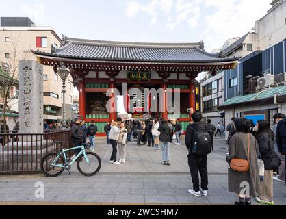 Tokio, Japan, Januar 2024. Eine Menge von Gläubigen und Touristen im Sensō-JI buddisten Tempel im Stadtzentrum Stockfoto