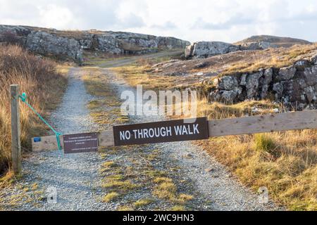 Kein Zugang für Spaziergänger ein Schild mit dem Hinweis auf das Land Reform Act von 2003, Abschnitt 6, um die Privatsphäre der Bewohner zu wahren Stockfoto