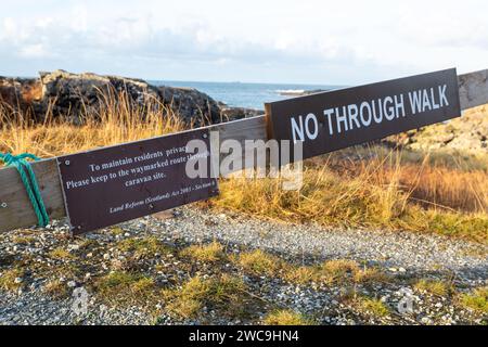 Kein Zugang für Spaziergänger ein Schild mit dem Hinweis auf das Land Reform Act von 2003, Abschnitt 6, um die Privatsphäre der Bewohner zu wahren Stockfoto