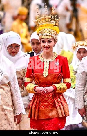 Bandar Seri Begawan, Brunei. Januar 2024. Die Zeremonie „Berbedak“ oder die Zeremonie „Pulverzeremonie“, bei der der Bräutigam und die zukünftige Braut am 4. Tag der königlichen Hochzeit von Prinz Abdul Mateen von Brunei und Anisha Rosnah am 11. Januar von den Mitgliedern der Königlichen Familie gesegnet werden, die eine Pulverpaste auf ihre Hände auftragen; 2024 in Bandar Seri Begawan, Brunei. Foto: Balkis Press/ABACAPRESS.COM Credit: Abaca Press/Alamy Live News Stockfoto