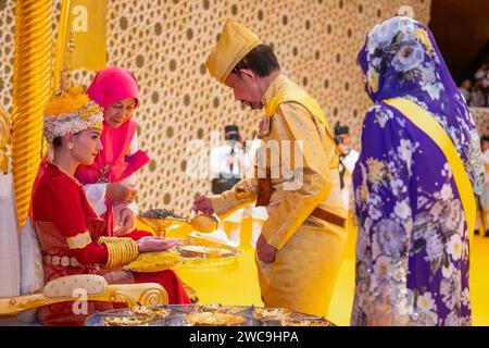 Bandar Seri Begawan, Brunei. Januar 2024. Die Zeremonie „Berbedak“ oder die Zeremonie „Pulverzeremonie“, bei der der Bräutigam und die zukünftige Braut am 4. Tag der königlichen Hochzeit von Prinz Abdul Mateen von Brunei und Anisha Rosnah am 11. Januar von den Mitgliedern der Königlichen Familie gesegnet werden, die eine Pulverpaste auf ihre Hände auftragen; 2024 in Bandar Seri Begawan, Brunei. Foto: Balkis Press/ABACAPRESS.COM Credit: Abaca Press/Alamy Live News Stockfoto