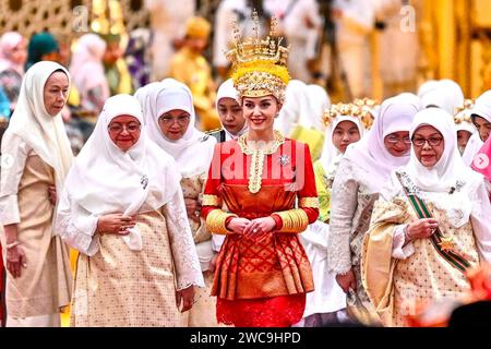 Bandar Seri Begawan, Brunei. Januar 2024. Die Zeremonie „Berbedak“ oder die Zeremonie „Pulverzeremonie“, bei der der Bräutigam und die zukünftige Braut am 4. Tag der königlichen Hochzeit von Prinz Abdul Mateen von Brunei und Anisha Rosnah am 11. Januar von den Mitgliedern der Königlichen Familie gesegnet werden, die eine Pulverpaste auf ihre Hände auftragen; 2024 in Bandar Seri Begawan, Brunei. Foto: Balkis Press/ABACAPRESS.COM Credit: Abaca Press/Alamy Live News Stockfoto
