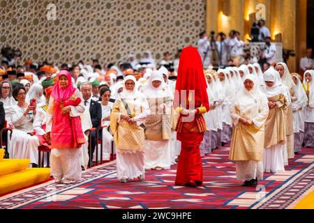 Bandar Seri Begawan, Brunei. Januar 2024. Die Zeremonie „Berbedak“ oder die Zeremonie „Pulverzeremonie“, bei der der Bräutigam und die zukünftige Braut am 4. Tag der königlichen Hochzeit von Prinz Abdul Mateen von Brunei und Anisha Rosnah am 11. Januar von den Mitgliedern der Königlichen Familie gesegnet werden, die eine Pulverpaste auf ihre Hände auftragen; 2024 in Bandar Seri Begawan, Brunei. Foto: Balkis Press/ABACAPRESS.COM Credit: Abaca Press/Alamy Live News Stockfoto