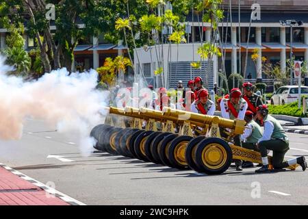 Bandar Seri Begawan, Brunei. Januar 2024. 17 Kanonenschüsse, die direkt nach dem Gelübde von Prinz Mateen bei der Zeremonie Akad Nikah abgefeuert wurden, bei der der Bräutigam gelobt hat, die Hand der Braut vor Zeugen und religiösen Klerikern im Rahmen von Bruneis königlicher Hochzeit von Prinz Abdul Mateen von Brunei und Anisha Rosnah anzunehmen. am 11. Januar 2024 in Bandar Seri Begawan, Brunei. Foto: Balkis Press/ABACAPRESS.COM Credit: Abaca Press/Alamy Live News Stockfoto