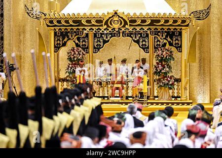 Bandar Seri Begawan, Brunei. Januar 2024. Die Zeremonie „Berbedak“ oder die Zeremonie „Pulverzeremonie“, bei der der Bräutigam und die zukünftige Braut am 4. Tag der königlichen Hochzeit von Prinz Abdul Mateen von Brunei und Anisha Rosnah am 11. Januar von den Mitgliedern der Königlichen Familie gesegnet werden, die eine Pulverpaste auf ihre Hände auftragen; 2024 in Bandar Seri Begawan, Brunei. Foto: Balkis Press/ABACAPRESS.COM Credit: Abaca Press/Alamy Live News Stockfoto