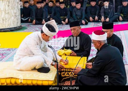 Bandar Seri Begawan, Brunei. Januar 2024. Die „Akad Nikah“-Zeremonie, bei der der Bräutigam am 11. Januar 2024 in Bandar Seri Begawan, Brunei, die Hand der Braut im Rahmen der königlichen Hochzeit von Prinz Abdul Mateen von Brunei und Anisha Rosnah entgegennimmt. Foto: Balkis Press/ABACAPRESS.COM Credit: Abaca Press/Alamy Live News Stockfoto