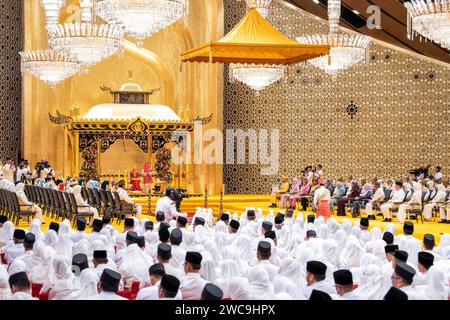 Bandar Seri Begawan, Brunei. Januar 2024. Die Zeremonie „Berbedak“ oder die Zeremonie „Pulverzeremonie“, bei der der Bräutigam und die zukünftige Braut am 4. Tag der königlichen Hochzeit von Prinz Abdul Mateen von Brunei und Anisha Rosnah am 11. Januar von den Mitgliedern der Königlichen Familie gesegnet werden, die eine Pulverpaste auf ihre Hände auftragen; 2024 in Bandar Seri Begawan, Brunei. Foto: Balkis Press/ABACAPRESS.COM Credit: Abaca Press/Alamy Live News Stockfoto