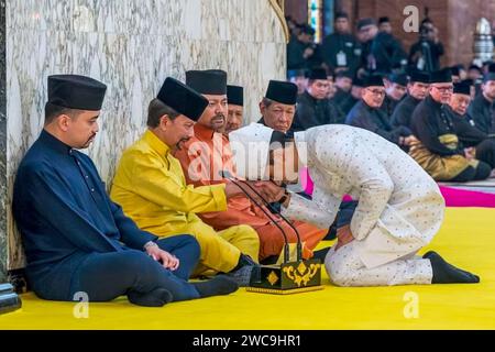 Bandar Seri Begawan, Brunei. Januar 2024. Prinz Abdul Mateen grüßt seinen Vater Sultan Hassanal Bolkiah von Brunei während der Akad Nikah Zeremonie, bei der der Bräutigam schwört, die Hand der Braut vor Zeugen und religiösen Geistlichen im Rahmen der königlichen Hochzeit von Prinz Abdul Mateen von Brunei und Anisha Rosnah anzunehmen, am 11. Januar 2024 in Bandar Seri Begawan, Brunei. Foto: Balkis Press/ABACAPRESS.COM Credit: Abaca Press/Alamy Live News Stockfoto
