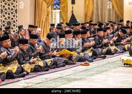 Bandar Seri Begawan, Brunei. Januar 2024. Die „Akad Nikah“-Zeremonie, bei der der Bräutigam am 11. Januar 2024 in Bandar Seri Begawan, Brunei, die Hand der Braut im Rahmen der königlichen Hochzeit von Prinz Abdul Mateen von Brunei und Anisha Rosnah entgegennimmt. Foto: Balkis Press/ABACAPRESS.COM Credit: Abaca Press/Alamy Live News Stockfoto