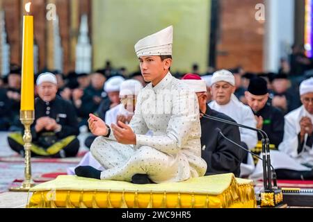 Bandar Seri Begawan, Brunei. Januar 2024. Die „Akad Nikah“-Zeremonie, bei der der Bräutigam am 11. Januar 2024 in Bandar Seri Begawan, Brunei, die Hand der Braut im Rahmen der königlichen Hochzeit von Prinz Abdul Mateen von Brunei und Anisha Rosnah entgegennimmt. Foto: Balkis Press/ABACAPRESS.COM Credit: Abaca Press/Alamy Live News Stockfoto