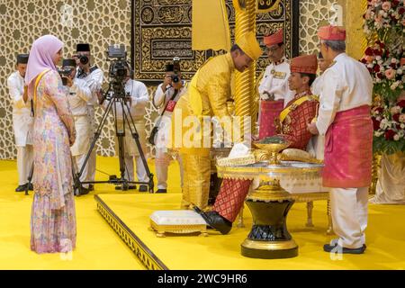 Bandar Seri Begawan, Brunei. Januar 2024. Die Zeremonie „Berbedak“ oder die Zeremonie „Pulverzeremonie“, bei der der Bräutigam und die zukünftige Braut am 4. Tag der königlichen Hochzeit von Prinz Abdul Mateen von Brunei und Anisha Rosnah am 11. Januar von den Mitgliedern der Königlichen Familie gesegnet werden, die eine Pulverpaste auf ihre Hände auftragen; 2024 in Bandar Seri Begawan, Brunei. Foto: Balkis Press/ABACAPRESS.COM Credit: Abaca Press/Alamy Live News Stockfoto