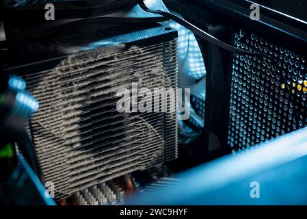 Nahaufnahme eines PC-Kühlsystems, eines verschmutzten Kühlers von einem Computer Stockfoto