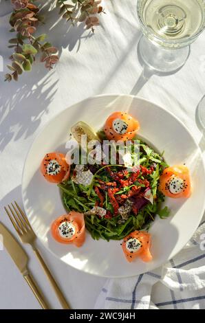Salat mit Lachs, Rucola und sonnengetrockneten Tomaten, frischem Salat Stockfoto